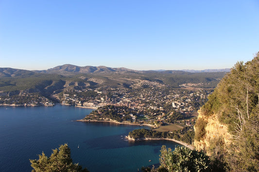 une-vue-panoramique-dune-ville-et-dun-lac-y26RNFTHiIo