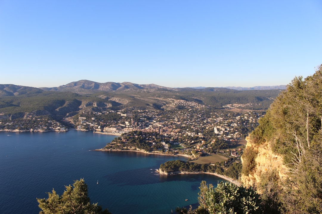 une-vue-panoramique-dune-ville-et-dun-lac-y26RNFTHiIo