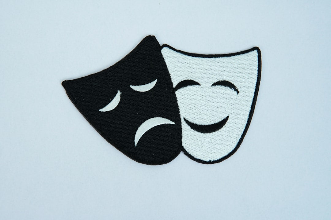un-masque-noir-et-blanc-au-visage-triste-mOrid-L-ncA