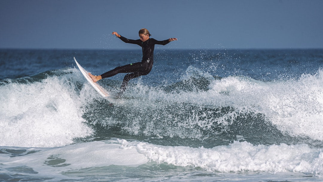 un-homme-surfant-sur-une-vague-sur-une-planche-de-surf-DMJ_HMj6FgQ